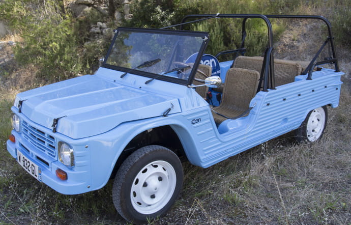 Les options de l’Eden sont nombreuses : teintes de carrosserie, des sièges, des toiles, etc. Mehari Club Cassis va jusqu’à proposer de magnifiques sièges en osier accompagnés d’une malle de pique-nique totalement accessoirisée, dont des breuvages rouge et rosé des coteaux varois !