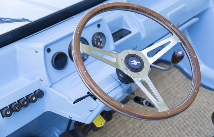 Les options de l’Eden sont nombreuses : teintes de carrosserie, des sièges, des toiles, etc. Mehari Club Cassis va jusqu’à proposer de magnifiques sièges en osier accompagnés d’une malle de pique-nique totalement accessoirisée, dont des breuvages rouge et rosé des coteaux varois !