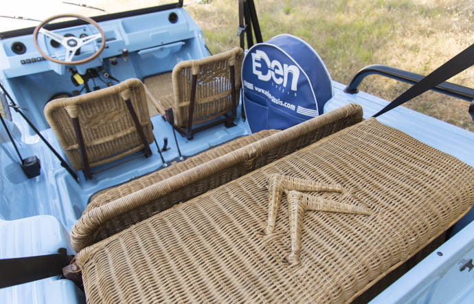 Les options de l’Eden sont nombreuses : teintes de carrosserie, des sièges, des toiles, etc. Mehari Club Cassis va jusqu’à proposer de magnifiques sièges en osier accompagnés d’une malle de pique-nique totalement accessoirisée, dont des breuvages rouge et rosé des coteaux varois !