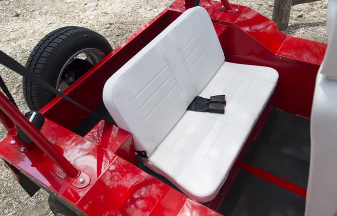 La Nosmoke étonne par son côté jouet pour enfant. Fabriquée à la demande dans son usine de Cerizay, dans les Deux-Sèvres, elle propose 14 coloris de carrosserie (vifs et pastel), 2 pour les sièges (blanc, noir) et 3 pour le bimini (blanc, noir, beige).