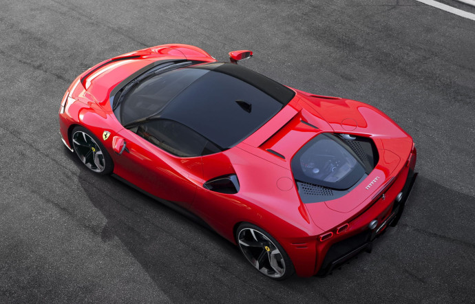 Le style de la nouvelle Ferrari SF90 Stradale se veut moins agressif, comme pour mieux refléter sa vocation hybride, sans pour autant sacrifier à son look, élégamment galbé, et à sa puissance, servie par un V8 maison délivrant 780 ch.