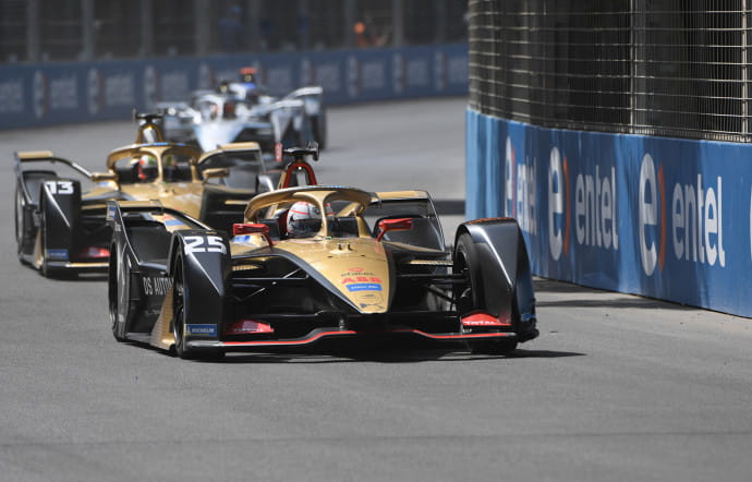 Les DS Techeetah et les Mercedes-Benz EQ courent en Formule E, catégorie de compétition pour monoplaces électriques.