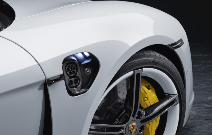 Autre marque phare du Groupe Volkswagen, Porsche accélère la commercialisation de sa Taycan, une sportive 100 % électrique.