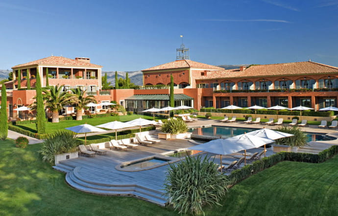 3001, route des Hauts‑du‑Camp. Tél. +33 (0)4 94 98 37 77. www.hotelducastellet.net