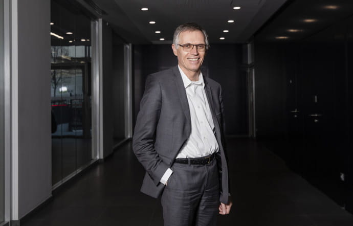 Carlos Tavares entre chez Renault en tant qu’ingénieur en 1981. En 2005 il devient directeur de Nissan pour la zone Amériques avant, six ans plus tard, d’être nommé directeur général délégué aux opérations, soit numéro 2 du groupe Renault, derrière Carlos Ghosn. En août 2013, faute de perspective pour devenir numéro 1, Tavares annonce son départ.