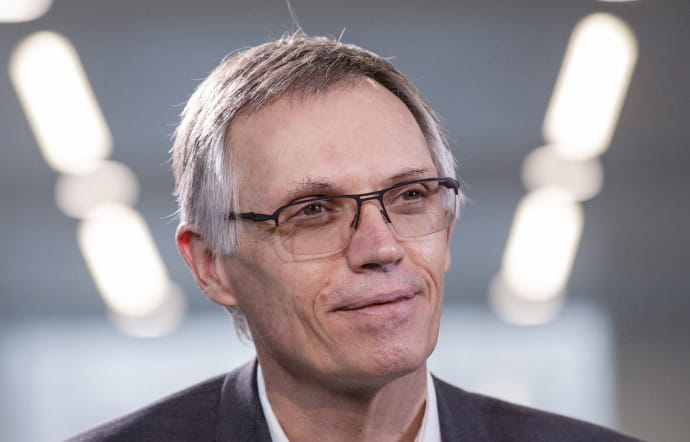 En avril 2014, Carlos Tavares prend la direction opérationnelle de la branche automobile de PSA, alors que le groupe est au bord de la faillite. En 2016, il annonce que son plan « Back in the Race » pour redresser PSA est achevé deux ans avant son échéance. En juillet 2020, trois ans après le rachat du constructeur allemand Opel à General Motors, on découvre l’annonce de Stellantis, nom de la nouvelle raison sociale de l’entité qui naîtra de la fusion entre PSA et FCA.