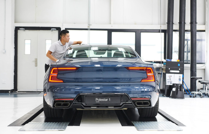 La Polestar 1, premier modèle de la marque présenté en 2017, est un coupé GT hautes performances doté d’une carrosserie en fibre de carbone. Cette hybride rechargeable affiche une autonomie inédite en mode tout électrique de 124 km. Elle est fabriquée dans l’usine ultramoderne de Chengdu.