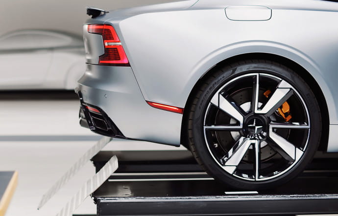 La Polestar 1, premier modèle de la marque présenté en 2017, est un coupé GT hautes performances doté d’une carrosserie en fibre de carbone. Cette hybride rechargeable affiche une autonomie inédite en mode tout électrique de 124 km. Elle est fabriquée dans l’usine ultramoderne de Chengdu.