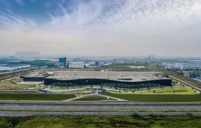 L’usine ultracontemporaine de Polestar, située à Chengdu et conçue par le cabinet norvégien Snohetta, a été inaugurée en août 2019. Les chaînes d’assemblage robotisées de la Polestar 1 se révèlent aussi propres qu’un atelier de haute joaillerie.