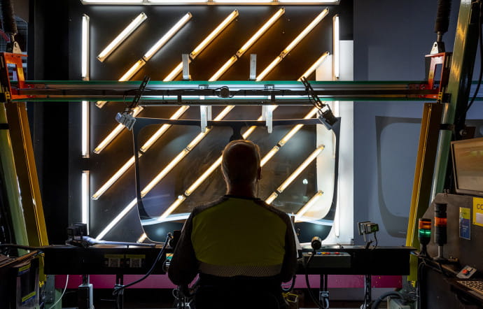 Après avoir été découpé, poli, façonné et sérigraphié, le verre est galbé et mis en forme dans des fours chauffant jusqu’à 600 °C. Sont ainsi produits des vitrages qui, chaque année, équipent plusieurs millions de véhicules dans le monde.