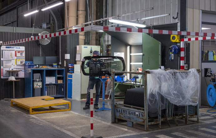 Après avoir été découpé, poli, façonné et sérigraphié, le verre est galbé et mis en forme dans des fours chauffant jusqu’à 600 °C. Sont ainsi produits des vitrages qui, chaque année, équipent plusieurs millions de véhicules dans le monde.