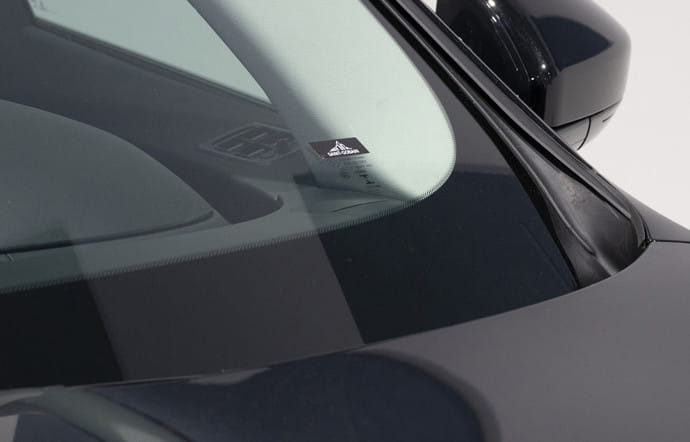 Chaque vitrage est unique et correspond à un modèle de véhicule, et une voiture européenne sur deux est aujourd’hui équipée par Saint-Gobain Sekurit.