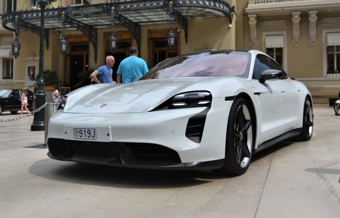 Le salon monégasque met en avant les véhicules propres, innovants et de prestige. En 2020, il a notamment accueilli le lancement très attendu de la Porsche Taycan électrique.