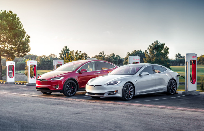 Une Model X et une Model S de Tesla en charge à Arlington, au Texas.