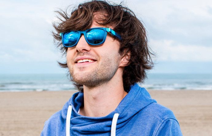 Boyan Slat, fondateur d’Ocean Cleanup, avec la paire de lunettes dessinée par Yves Behar et fabriquée à partir de plastique recyclé.