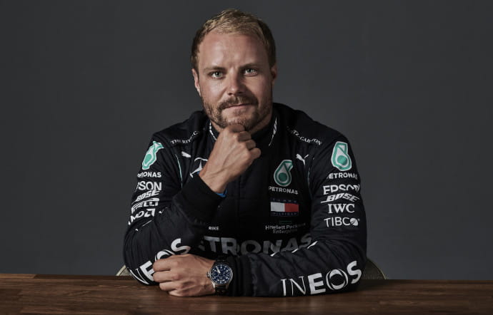 Valtteri Bottas porte la Grande Montre d’Aviateur Calendrier Annuel édition “Le Petit Prince”, similaire à la Grande Montre d’Aviateur (Big Pilot), édition “Le Petit Prince”