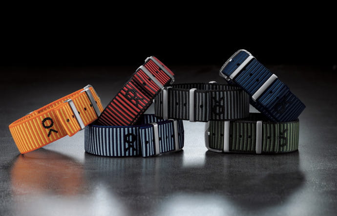 Bracelets en Econyl, un matériau issu de filets de pêche récupérés en mer.