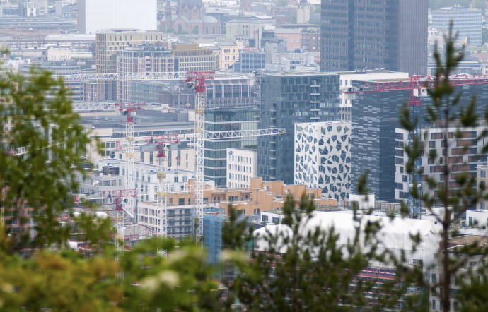 La ville d’Oslo compte environ 700 000 habitants. Elle est devenue la capitale européenne de la voiture électrique. L’objectif de la majorité municipale est de réduire drastiquement le nombre de véhicules en circulation.