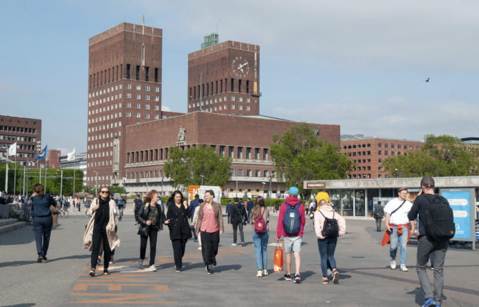Le Rhadus, l’imposant hôtel de ville d’Oslo, est un bâtiment moderniste de 1950 signé Arnstein Arneberg et Magnus Poulsson. Le Prix Nobel de la paix y est remis chaque année.