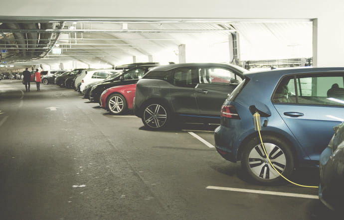 La ville d’Oslo compte environ 700 000 habitants. Elle est devenue la capitale européenne de la voiture électrique. L’objectif de la majorité municipale est de réduire drastiquement le nombre de véhicules en circulation.