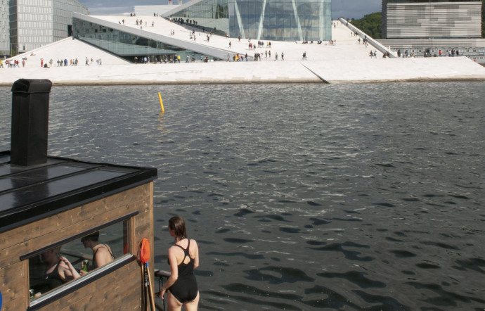 Face à l’iconique opéra livré en 2008 par l’agence Snohetta, les osloïtes, quelle que soit la saison, se baignent dans le fjord.