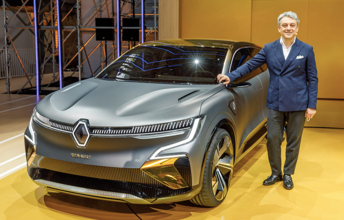 Luca De Meo prend la pose à côté du concept Megane eVision lors de la conférence de presse Renault eWays en octobre dernier.