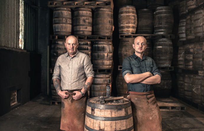 Un savoir-faire incarné par les tonneliers Alastair et Chris Kane.