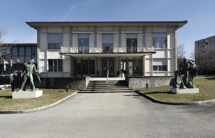 Depuis 1968, l’école est installée dans une ancienne usine de munitions, dans la toute proche périphérie de Genève.