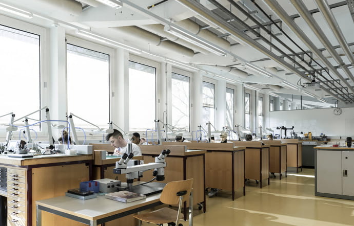 Comme dans les autres écoles d’horlogerie de la Confédération, on enseigne à Genève la culture de l’excellence mécanique. L’âge moyen d’entrée à l’école se situe entre 15 et 17 ans, pour une durée d’études de deux à quatre ans selon les formations. l’école dénombre 30 % de filles. Une partie des élèves est en alternance au sein d’une marque.