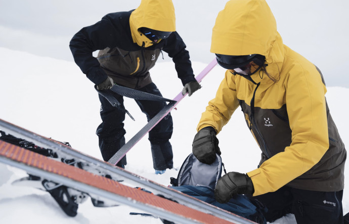 Les tests réalisés en laboratoire sont complétés par des expérimentations menées sur le terrain par des groupes de sportifs ou des guides de montagne dans les conditions réelles, comme ici pour les vestes Vassi GTX Pro de l’équipementier suédois Haglöfs.