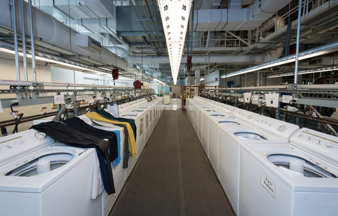 Dans une salle immense du Durability Lab, 200 lave-linge servent à tester la durabilité des vêtements Gore-Tex.