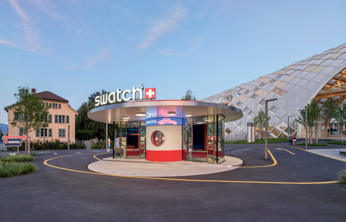 Toujours novateur, Swatch a inauguré en 2019 le premier magasin drive au monde. Il se situe à Bienne, près du nouveau siège du groupe.