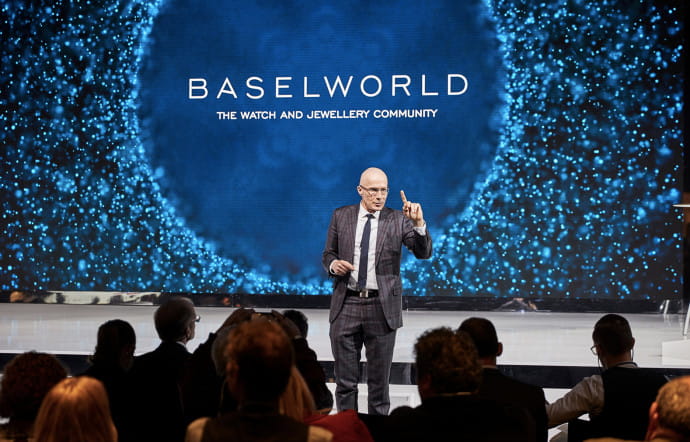 On ne sait pas quand aura lieu (s’il a lieu) le prochain salon Baselworld… Reporté en janvier 2021 en raison du covid-19, le rendez-vous international de l’horlogerie 2020 a finalement été annulé. en très mauvaise posture, la manifestation a d’ores et déjà perdu ses principaux exposants : après Swatch en 2018 et Breitling en 2019, c’est au tour de Rolex, Patek Philippe, Chanel, Chopard et Tudor d’annoncer leur retrait en 2020.