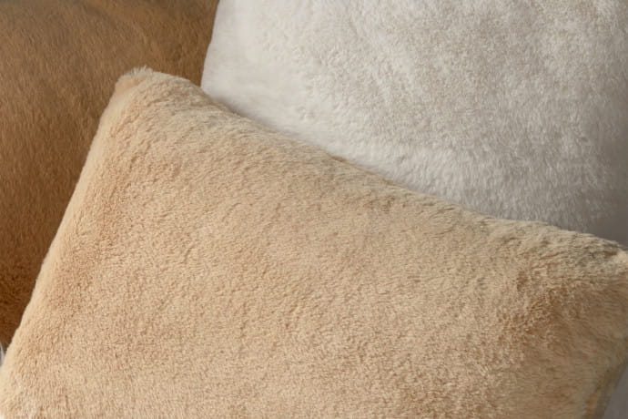 Dans le lit, sur le canapé ou dans un fauteuil, quoi de mieux qu’un coussin tout doux ?