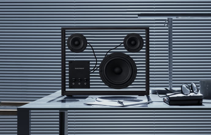 Transparent Speaker, le premier produit de la marque, décliné en noir depuis le 25 septembre.