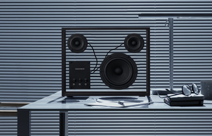 Transparent Speaker (1000 €), le premier produit de la marque, décliné en noir depuis le 25 septembre.
