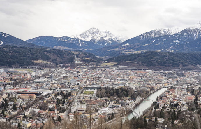 Les montagnes servent de toiles de fond au paysage urbain et donnent à la ville d’Innsbruck son atmosphère particulière.