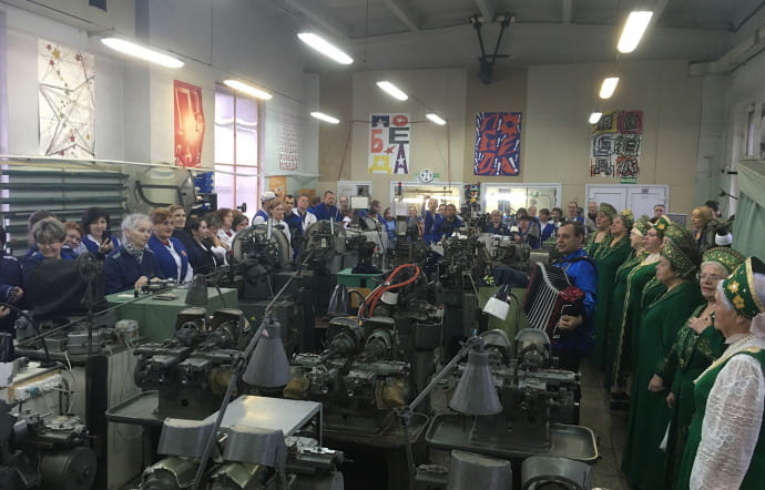 Dans les ateliers, une chorale d’ouvrières chante à nouveau l’hymne de la manufacture.