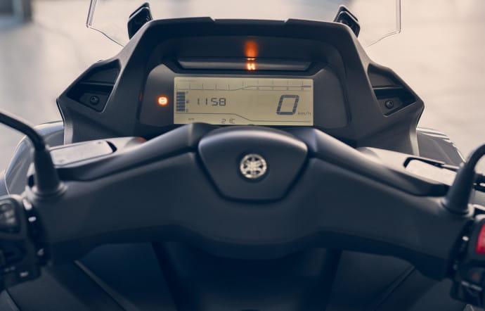 Un rien austère, l’instrumentation à large écran LCD est bien lisible et complète. – Good Test du Yamaha Tricity