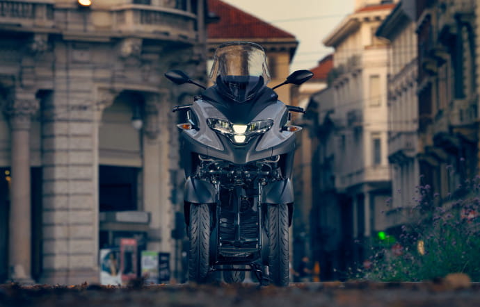 Le Tricity 300 de Yamaha serait un peu le rejeton des amours d’un Niken et d’un XMax 300. – Good Test du Yamaha Tricity