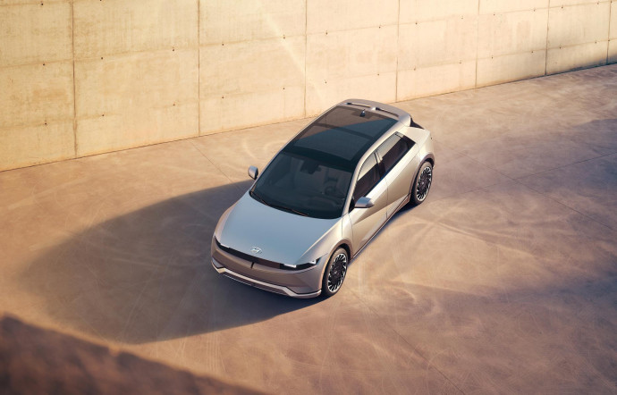 Le constructeur coréen a surpris tout le monde avec son nouveau SUV compact, un véhicule 100 % électrique au look futuriste très inspiré par un concept-car de 2019, le Hyundai Ioniq 5.