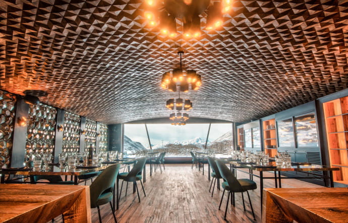 Les 3 Caves, à Val-D’Isère, ce sont une cave à vins, une cave à cigares et une cave à fromages en un même lieu, dans un décor intimiste.