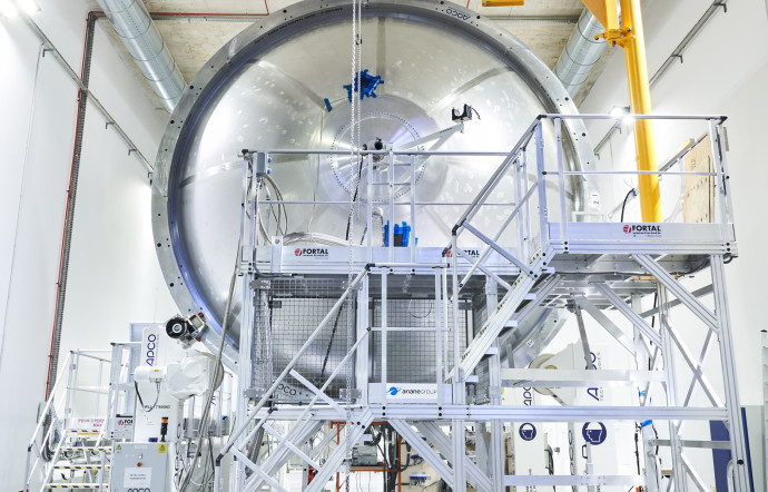 À l’usine des Mureaux, en région parisienne, est assemblé l’étage principal d’Ariane 6, composé de réservoirs cryogéniques connectés au moteur Vulcain 2.1.