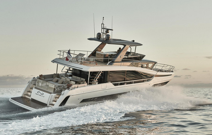 Poids lourd du nautisme international avec 12 marques de bateaux à voile et à moteur, le groupe Beneteau pèse près de 1,15 md € de chiffre d’affaires. Leader mondial du segment des vedettes inboard de 40 à 50 pieds, la marque Prestige lance la gamme X-Line, créée dans l’esprit des superyachts, avec son tout premier modèle ultraspacieux X70.