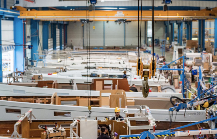 Le chantier historique Beneteau construit les bateaux à voile monocoque Oceanis.