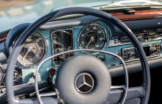 Un atelier gallois s’est positionné comme l’un des leaders de la restauration de vieilles Mercedes. Spécialisé dans les Classe SL, une gamme mythique, des années 50 à 70, Hemmels se lance désormais dans le rétrofit, avec l’iconique Pagode, convertie à l’électrique.