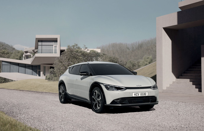 Le constructeur coréen a levé le voile, lors d’un événement en ligne, sur son premier modèle qui ne sera disponible qu’en version électrique, le Kia EV6.