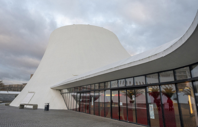 Le Volcan, maison de la culture dessinée par Oscar Niemeyer en 1982, a été réaménagé en 2015 pour permettre d’ajouter à la salle de spectacles une magnifique bibliothèque.