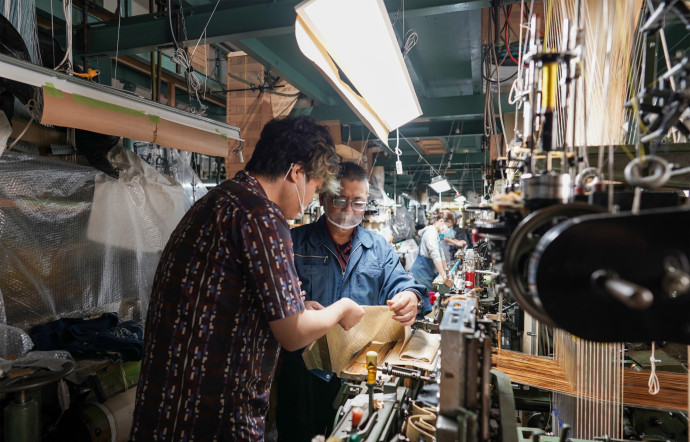 MIZUE Mirai dans l’atelier de fabrication des tissus hakata-ori, l’une de ses quatre grandes inspirations.