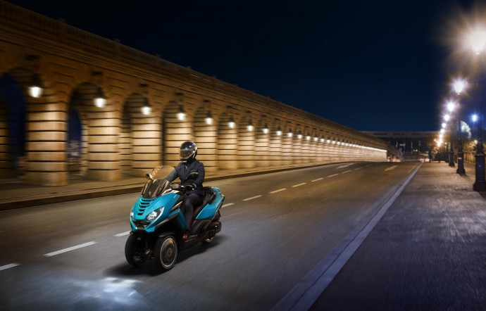 Equilibré et relativement étroit, le Peugeot Metropolis se déplace avec aisance en ville.